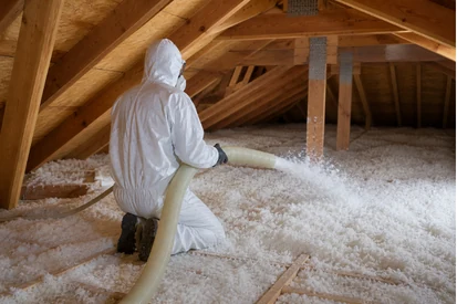 Soufflage d’un isolant sur toute la surface du plancher de combles perdus